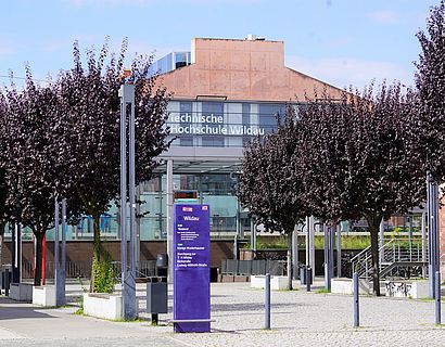Blick auf den Wildauer S-Bahnhof mit der Hochschulbibliothek der TH Wildau im Hintergrund