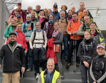 Menschen sitzen auf einer Treppe