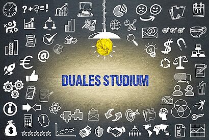 hier ist ein Bild zu stehen welches in der Mitte einen blauen Schriftzug mit "DUALES STUDIUM" zeigt & von oben leuchtet eine Lampe aus zerknülltem Papier und darum sind ganz viele kleine icons/symbole