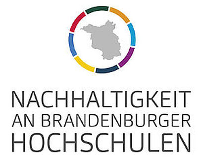 Das Logo für Nachhaltigkeit an Brandenburger Hochschulen zeigt die Umrisse des Budneslandes umgeben von einem Kreis aus 8 verschieden farbigen Teilstücken