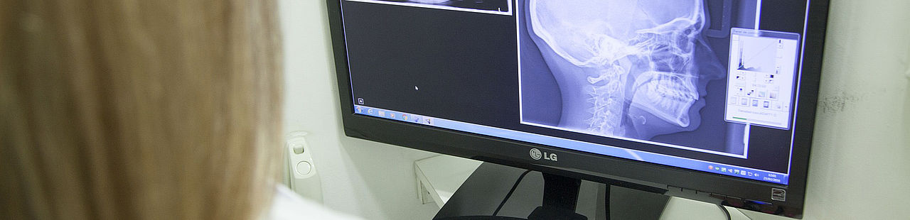 Ärztin analysiert die Röntgenaufnahme auf dem Computer