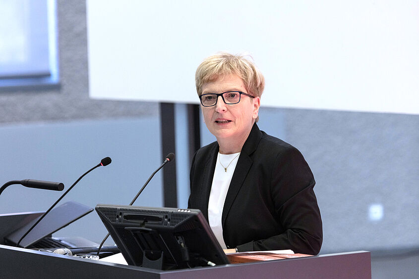 Absolventenverabschiedung 2018 Präsidentin Absolventenverabschiedung 2018 Präsidentin