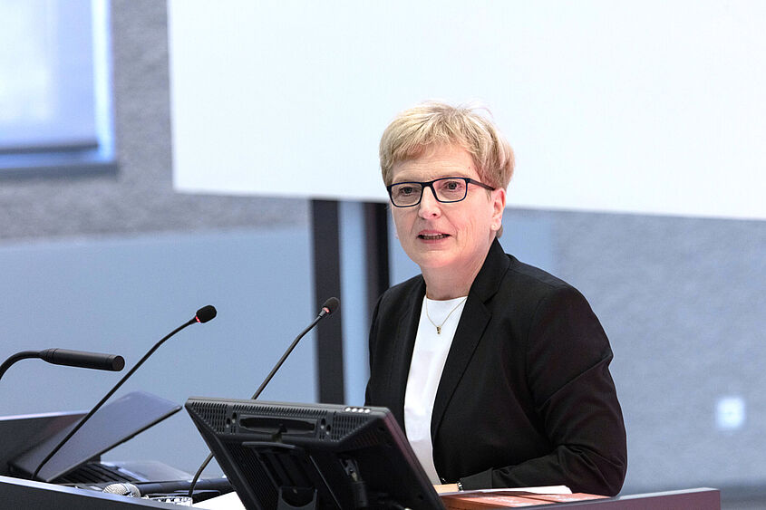 Absolventenverabschiedung 2018 Präsidentin Absolventenverabschiedung 2018 Präsidentin
