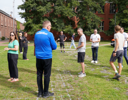 Menschen beim Bewegungsspiel auf einer Wiese