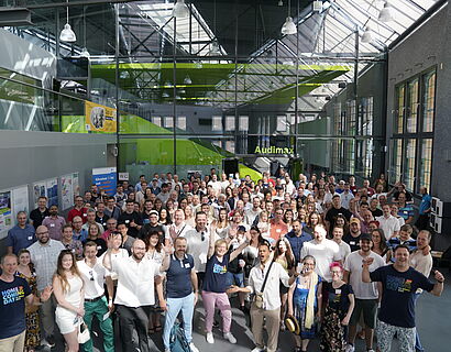 Gruppenbild mit den Alumni beim HCD in Halla 17