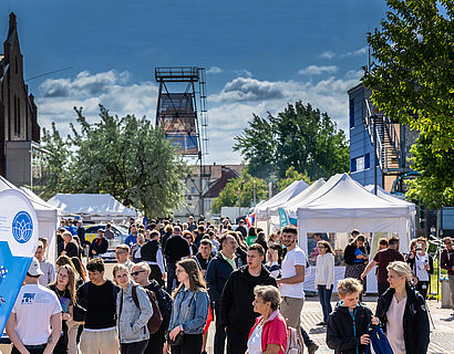 Besucherinnen und Besucher beim HIT 2022 auf dem Campus der TH Wildau