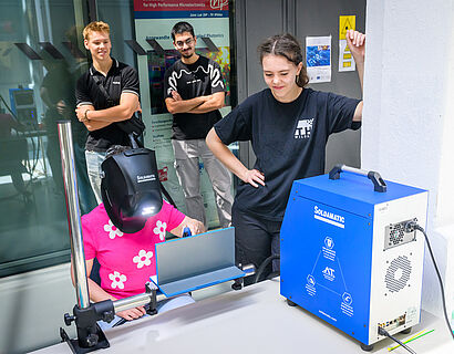 Besucherin des HIT 2024 mit einer VR-Brille in Halle 14 auf dem Campus.