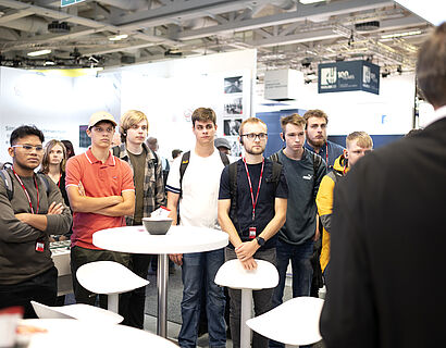 Studentische Exkursion auf die Innotrans - Vortrag am Stand von Funkwerk