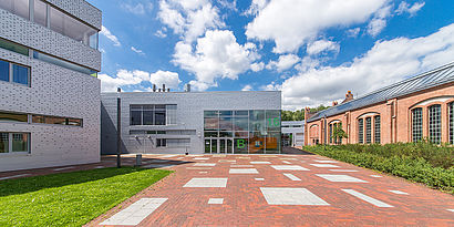 Blick auf den Campus der TH Wildau zwischen Haus 16 und Halle 17