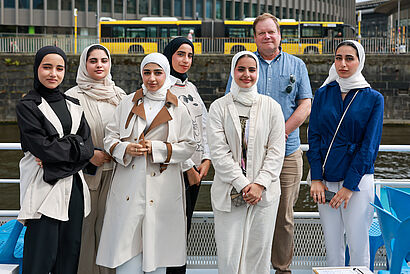 Teilnehmende des Jusoor International Programms bei einer Sighseeing-Tour durch Berlins Innenstadt mit dem Schiff