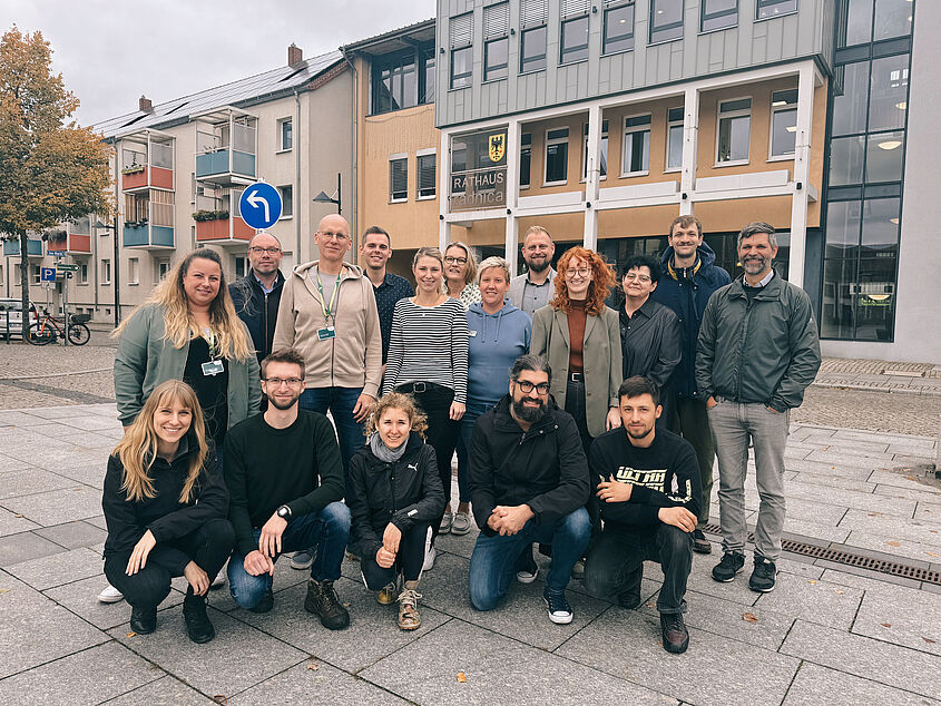 Gruppenfoto Auftaktveranstaltung (Foto: Stadt Lübben, Möbes) Gruppenfoto Auftaktveranstaltung Studienprojekt der TH Wildau mit der Stadt Lübben (Spreewald) (Foto: Stadt Lübben, Möbes)