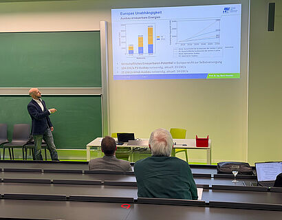 In dem Bild zeigt eine Person eine Präsentation.