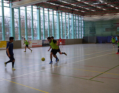 Personen spielen Hallen-Fußball
