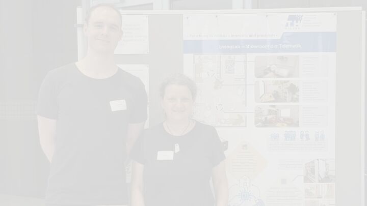 Zwei Personen stehen vor einem Poster