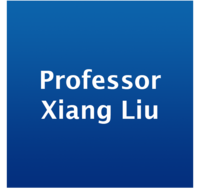 Weißer Schriftzug "Prof. Xiang Liu" auf blauem Hintergrund.
