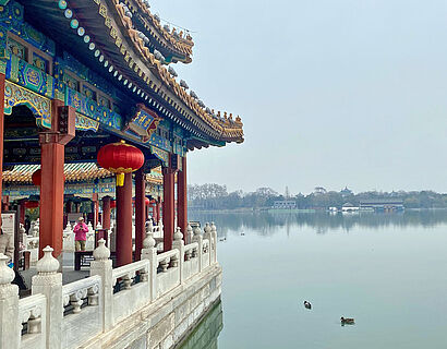 Pavillon im historischen Beihai-Parks im Zentrum von Peking