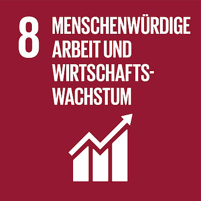 Dunkelrotes Quadrat mit weißem Piktogramm, welches ein dreisäuliges Balkendiagramm zeigt über welchem ein Pfeil verläuft, der nach einem Einbruch in der Mitte, am Ende steil nach oben zeigt. Am oberen Ende in weiß die Zahl 8 sowie der Schriftzug "Menschenwürdige Arbeit und Wirtschaftswachstum"