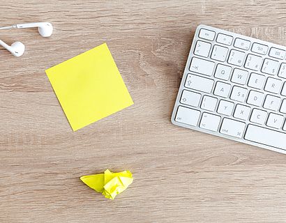 Tastatur und Notizzettel