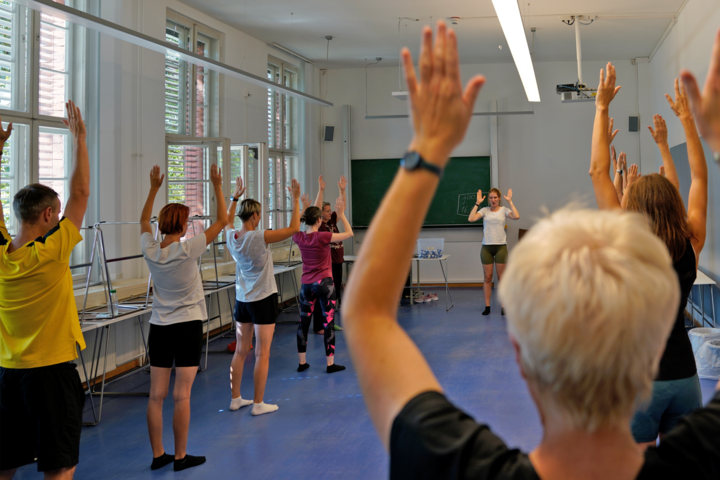 Menschen machen gemeinsam Sport