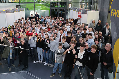 Gruppenbild mit vielen Personen im Audimax der TH Wildau.