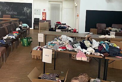 Klamotten auf Tischen im Studierendenklub der TH Wildau