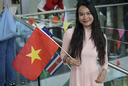 studentin hält vietnam flagge in der hand