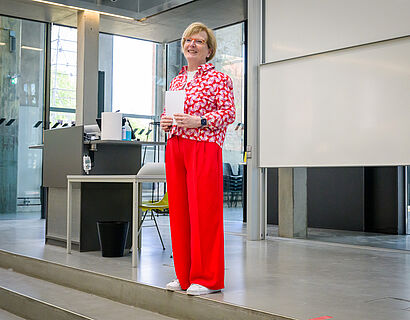 Präsidentin Prof. Ulrike Tippe steht in einem Hörsaal und spricht