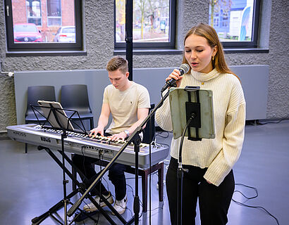 Klavierspieler und Sängerin bei der Verabschiedung der Absolvent*innen 2025