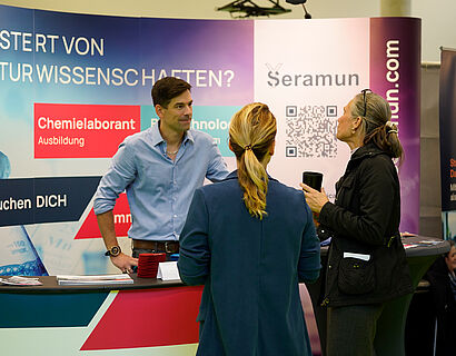 Ausstellende und Besucher*innen bei einem Gespräch am Stand bei der THCONNECT 2025