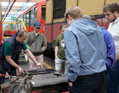 Menschen betrachten Bauteile einer S-Bahn
