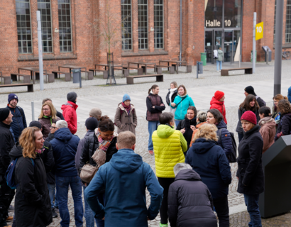 Menschen sammeln sich auf dem Campus der TH Wildau
