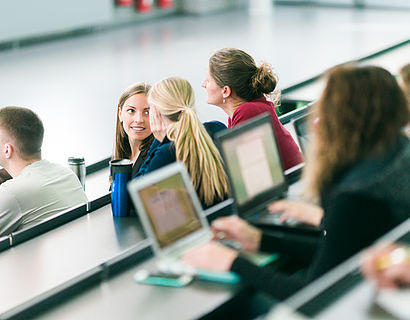 Studierende mit Notebooks im AudiMax