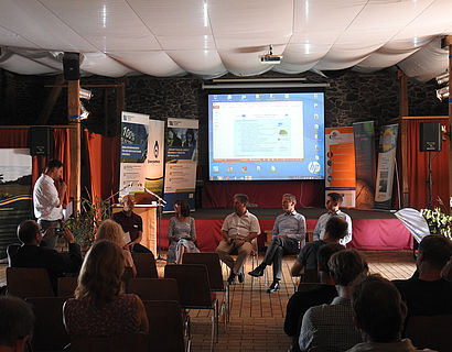 Impression der Podiumsdiskussion Bildungs- und Netzworkingbedarf in der Energieholzbranche auf dem Energieholztag 2019, moderiert von Mike Lange