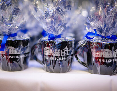 Eingepackte Tassen in Nahaufnahme bei der Verabschiedung der Absolvent*innen 2025