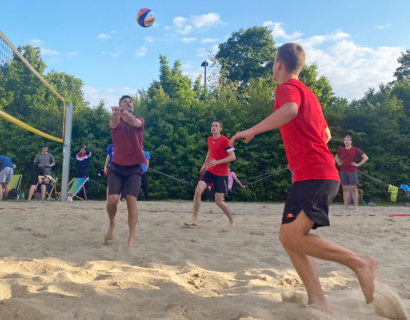 Menschen spielen Beachvolleyball