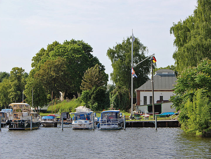 Wassersportclub an der Uferpromenade