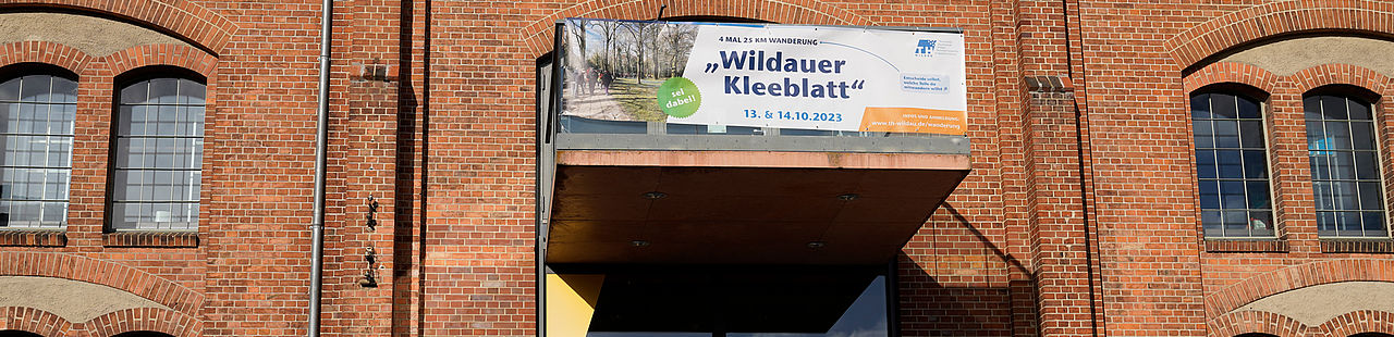 Kleeblattplakat an der Bibliothek der TH Wildau