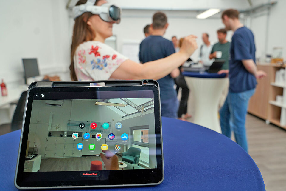 Ipad Susann Hand Die Live-Übertragung der Vision Pro Sicht auf ein iPad bei der Eröffnung. (Bild: Sebastian Stoye)