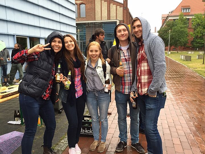 Masterstudierende grillen am Campus mit der Firma Axtschlag