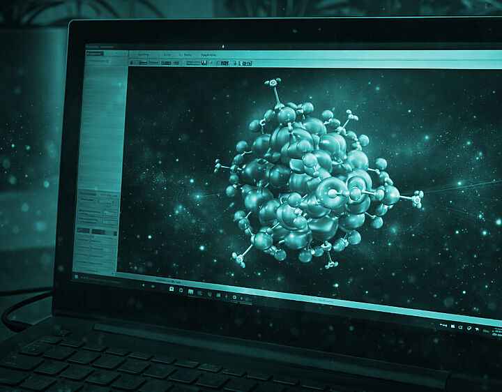 Laptopbildschirm zeigt das Modell eines mehratomigen Clusters