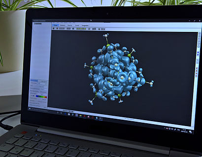 Laptopbildschirm zeigt das Modell eines mehratomigen Clusters