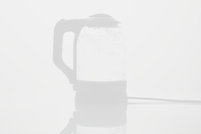 Teewasser wird mit Wasserkocher aufbereitet