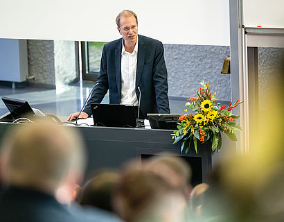 Prof. Jörg Reiff-Stephan bei der Absolvent/-innenverabschiedung 2022