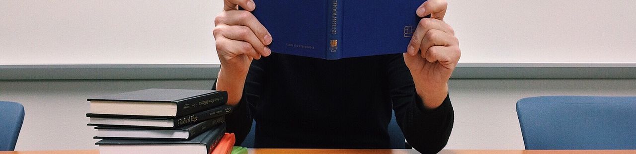 Person liest Buch
