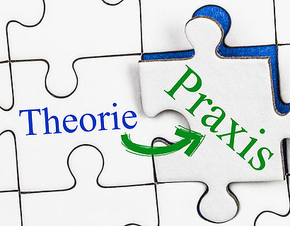 Puzzleteile mit Aufschrift Theorie und Praxis