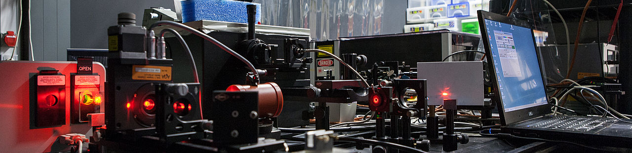 Versuchsaufbau mit eine durchstimmbaren Laser, im Moment mit roter Emission