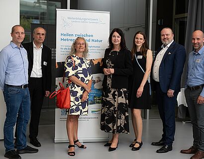 Zusammentreffen der Projektteilpartner mit der Gesundheitsministerin Britta Müller beim Sommerfest des Weiterbildungsnetzwerks 2025.