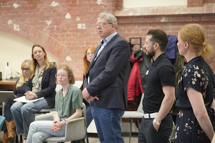 Vertreter*innen des Zentrum für Forschung und Transfer und weitere Teilnehmende beim Netzwerktreffen zur Arbeitsmarktintegration