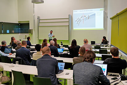 Die Teilnehmenden des 4. EcoPhotonics Symposiums tauschten sich zu photonischen Innovationen aus.