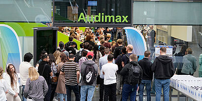 Studierende stehen vor dem Audimax der TH Wildau